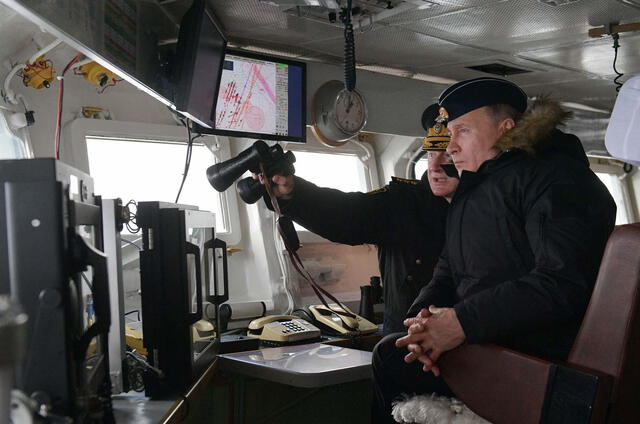 El presidente ruso, Vladimir Putin, observa los ejercicios conjuntos de las flotas del Mar Negro y del Norte desde el crucero Mariscal Ustinov en el Mar Negro frente a la costa de Crimea el 9 de enero de 2020.