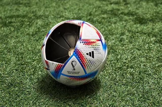 El balón oficial de Mundial de Qatar 2022 se llama Al Rhila y posee un sensor en su interior que brinda datos del momento exacto en el cual la pelota es pateada. Foto: FIFA