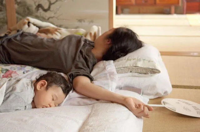 ¿Por qué los japoneses duermen en el suelo y otros lugares inusuales?