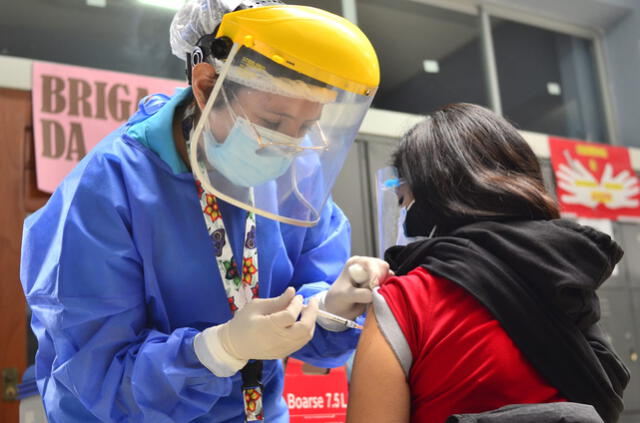 La vacunación es cada vez más necesaria y obligatoria en la población peruana Foto: La República