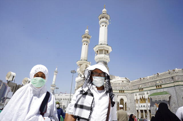 Los fieles musulmanes usan máscaras después de las oraciones del mediodía frente a la Gran Mezquita, en la ciudad sagrada musulmana de La Meca, Arabia Saudita, el sábado 7 de marzo de 2020.(Foto: Amr Nabil)