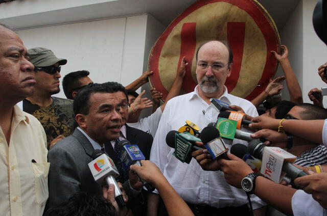 Julio Pacheco y Eduardo Guinea informando a los medios del acuerdo al que llegaron con apoyo de los barristas. Foto: GLR   