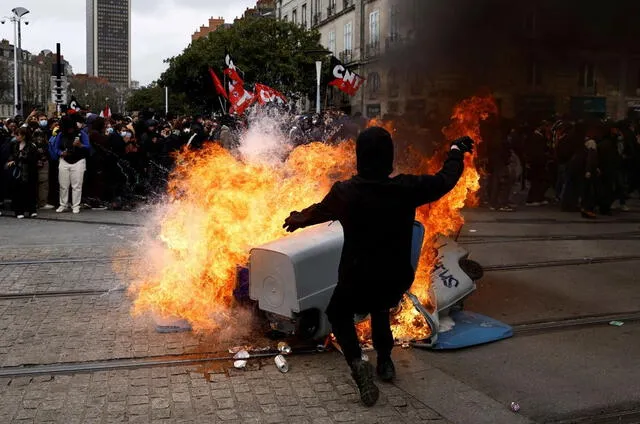  Manifestantes queman contenedores durante las protestas. Foto: El País<br>    