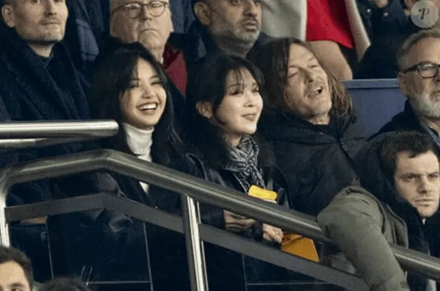 Lisa de BLACKPINK y Norman Reedus en un partido de fútbol en París. Foto: Allkpop   