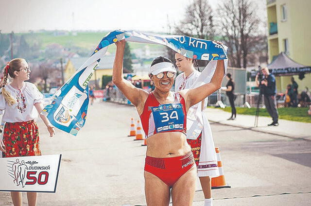  Campeonas. Evelyn llegando primera a la meta en Dudinska, Eslovaquia, en los 20 km. Mary Luz terminó tercera y compartió el podio. Foto: difusión   