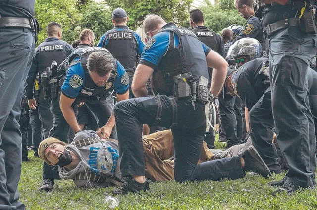  Detenciones. Se han registrado episodios de violencia en varios de los arrestos llevados a cabo por la Policía. Foto: AFP   