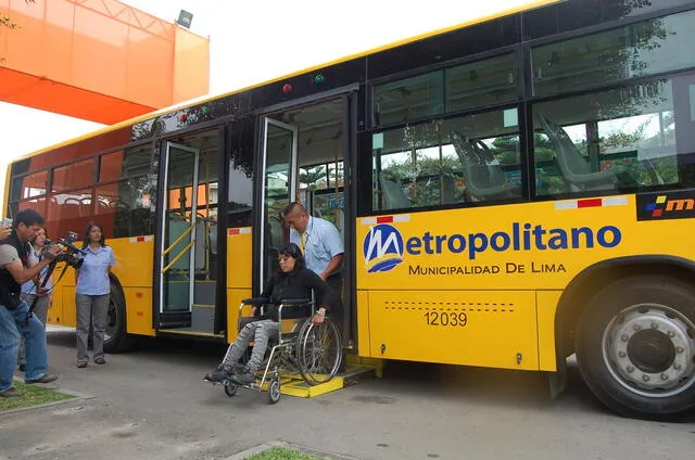 Línea del Metropolitano implementando el protocolo para ayudar a las personas con alguna discapacidad física. Foto: ATU.   