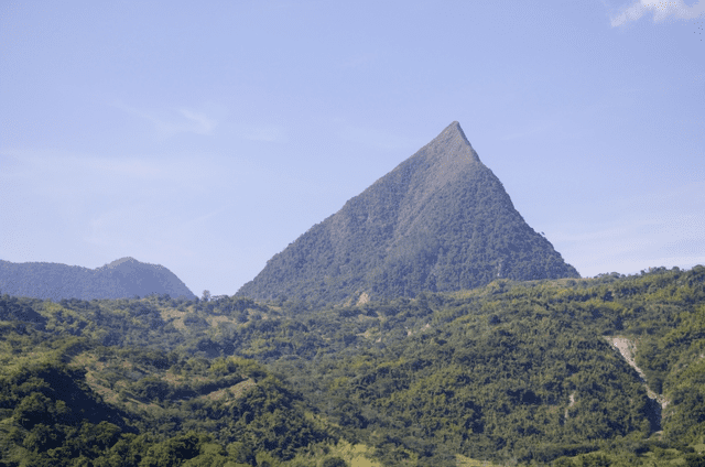 La silueta de la mujer en el Cerro Tusa ha inspirado diversas leyendas y mitos a lo largo de los años. Foto: iStock   