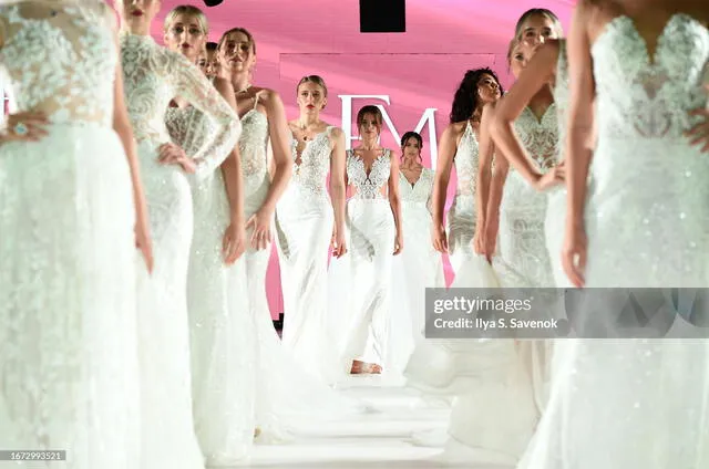  Modelos vistiendo los diseños de Elizabeth Muñoz Atelier. Foto: Getty Images   