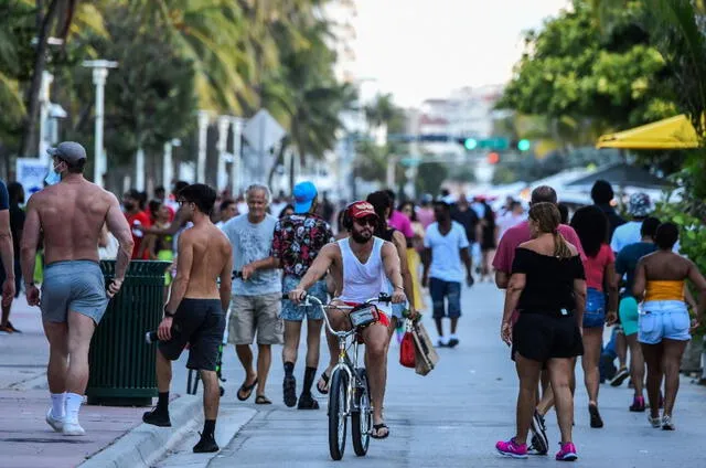  Tránsito de personas por Miami Beach, Florida, Estados Unidos. Foto: Andina   