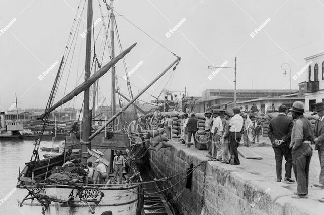 Descarga de mercadería en el puerto del Callo, año 1930. Foto: El Peruano. 