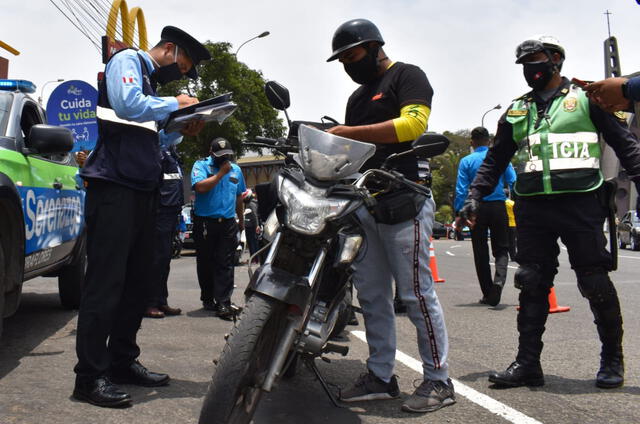  El SOAT es un documento obligatorio que debe tener un conductor de moto lineal. Foto: Andina   