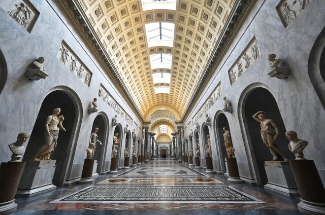 El Vaticano es famoso por sus Museos Vaticanos, que albergan una valiosa colección de obras de arte, incluyendo la Capilla Sixtina, famosa por el fresco del "Juicio Final" de Miguel Ángel. Foto: AFP   