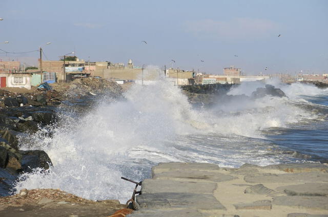 Indeci recomienda suspender las actividades portuarias y de pesca en costa peruana por oleajes anómalos