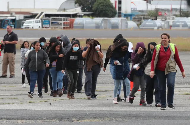 Los inmigrantes deportados de Estados Unidos provienen de cuatro vuelos desde Luisiana, Texas y Arizona. Foto: Prensa Libre   