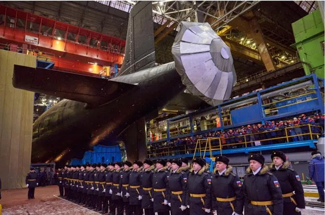  Durante la entrega del Arkhangelsk estuvieron presentes altos mandos del Ministerio de Defensa ruso. Foto: Galaxia Militar   