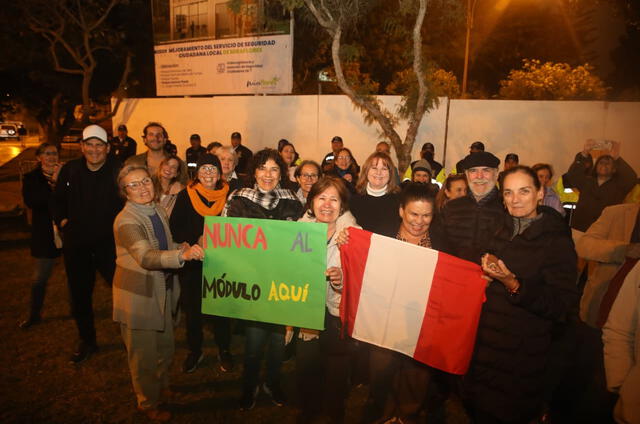 Vecinos de Miraflores durante el plantón contra la construcción de la caseta de serenazgo. Foto: Carlos Félix Vecinos de Miraflores durante el plantón contra la construcción de la caseta de serenazgo. Foto: Carlos Félix