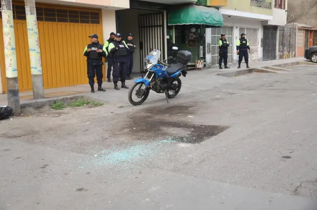 Restos de vidrios tras el atentado. Foto: Carlos Felix /URPI-LR    