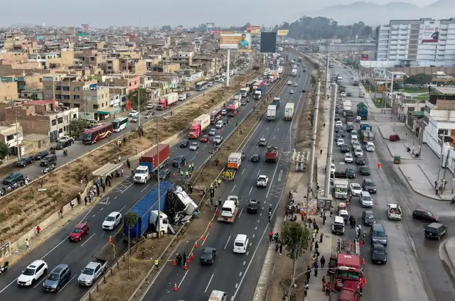 Accidente de tránsito en el kilómetro 17 genera restricciones en la vía. Foto: Andina.   