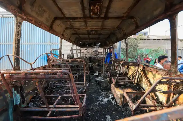  Cústeres de diferentes líneas de transporte quedaron incinerados tras incendio. Foto: Andina.   