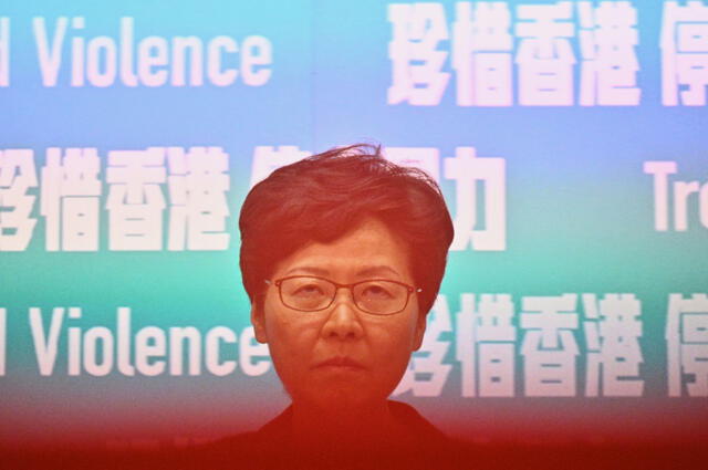 La jefa del ejecutivo hongkonés, Carrie Lam, en una rueda de prensa el 4 de octubre de 2019 en Hong Kong