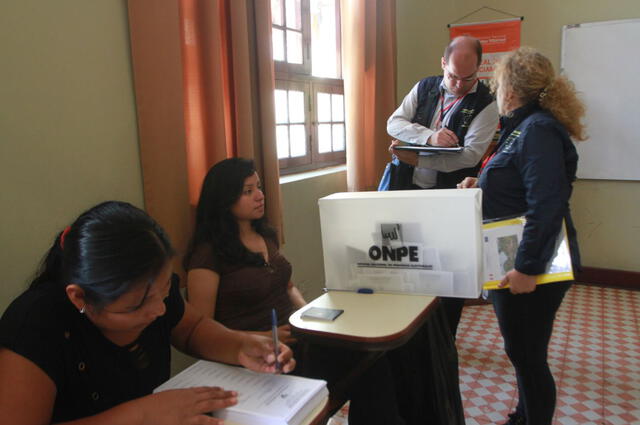 Millones de peruanos asisten a emitir su voto en las elecciones congresales 2020.