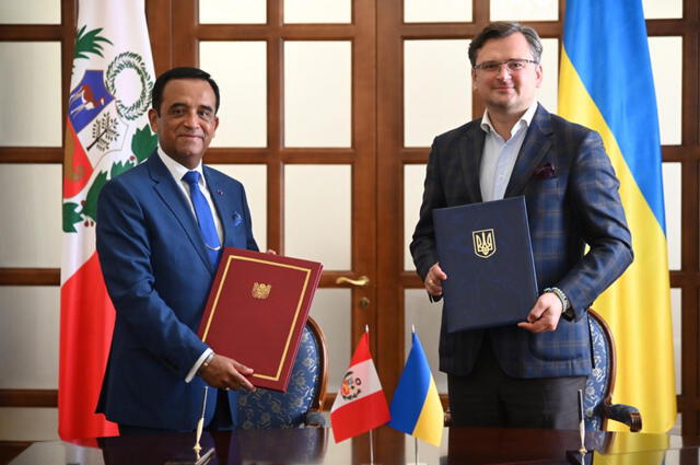 El Ministro de Relaciones Exteriores de Ucrania, Dmytro Kuleba, y el Embajador del Perú en Polonia concurrente para Ucrania, Alberto Efraín Wilfredo Salas Barahona, firmaron el acuerdo el jueves 15 de julio del 2021. Foto: Embajada de Ucrania