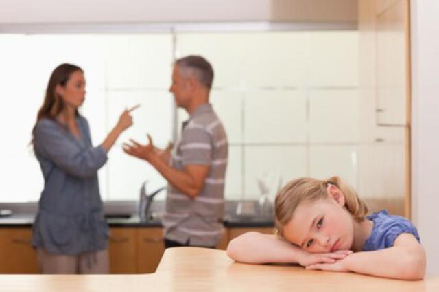 Las peleas frente a los hijos son de las cosas más traumatizantes en el proceso de divorcio. FOTO: Instagram / Bebéymás