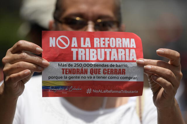 Miles de colombianos están en contra de la Reforma Tributaria. En 2021, también hubo protestas contra gobierno de Iván Duque. Foto: AFP