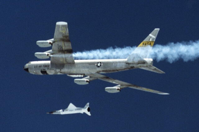 Lanzamiento del X-43 desde un B-52B, un bombardero estratégico subsónico de largo alcance. Foto: NASA