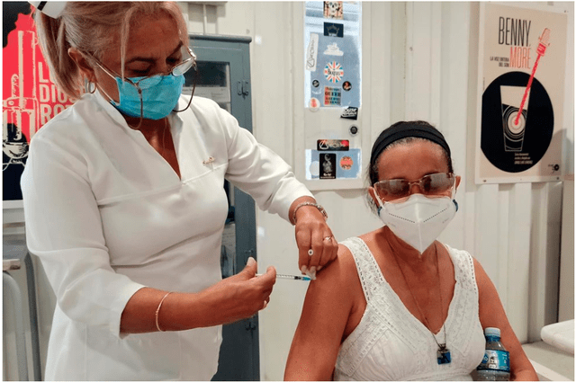 Soberana 02 y Soberana Plus se unen como alternativas de vacunas en Cuba para su uso en población. Foto: EFE