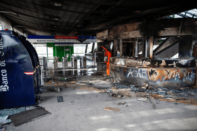 Así quedó la boletería del Metro de Santiago