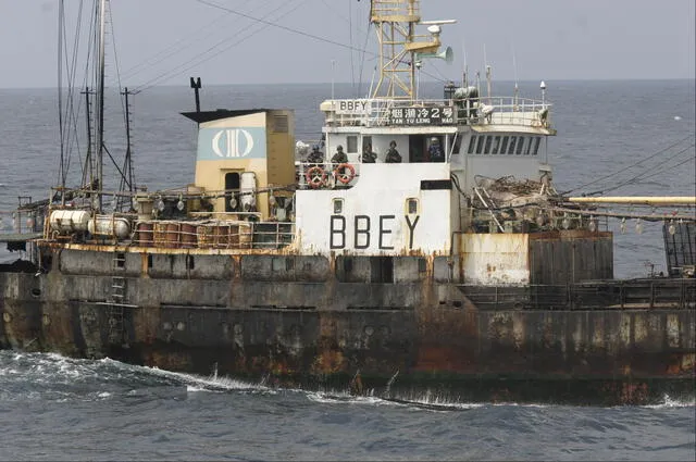 Embarcaciones chinas amenazan la industria de la pota en el Perú 