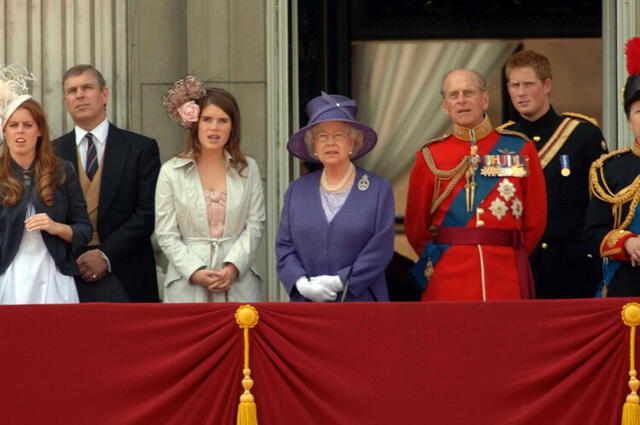Reina Isabel II con las princesas de York y el Príncipe Harry ubicado atrás, 2006. Foto: difusión