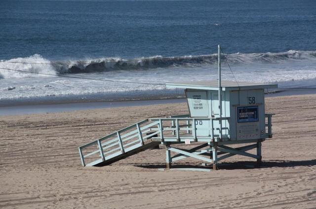 Torre salvavidas número 58 de Dockweiler Beach. Foto: californiabeaches.com