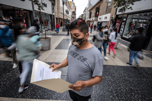 Persona busca trabajo en el Centro de Lima. Foto: John Reyes Mejía / La República