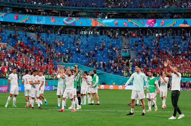 España celebran su victoria ante Suiza tras el encuentro de cuartos de final de la Eurocopa 2020 en el estadio Krestovski, en San Petersburgo, Rusia. Foto: EFE/ Kiko Huesca