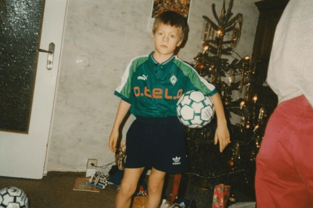 El jugador alemán compartió una instantánea de su infancia. Foto: Instagram Toni Kroos
