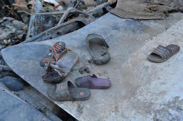 Calzado parcialmente quemado se muestra en medio de los escombros de la casa de Ezmarai Ahmadi. Foto: AFP