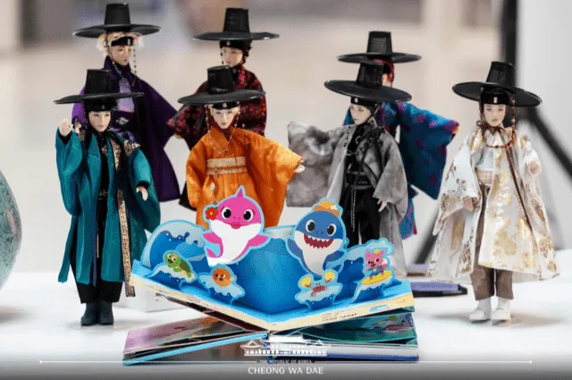 Muñecos de BTS presentados por la primera dama de Corea del Sur en Dubái. Foto: Casa Azul