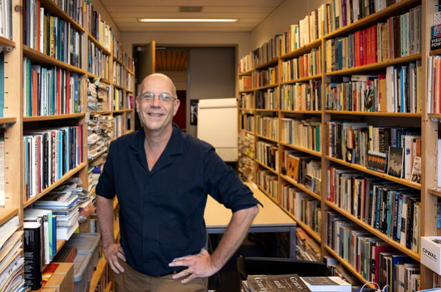 Geert Lovink, profesor en la Universidad de Amsterdam, ha investigado internet desde la década de 1990., cuando se esperaba que la red sea una infraestructura pública descentralizada. Foto: Bob Bronshoff