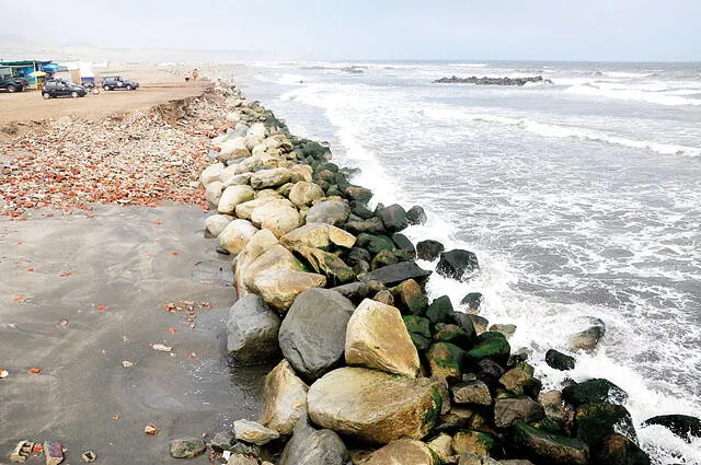 Rescatan a cinco bañistas en playas trujillanas en el inicio del año