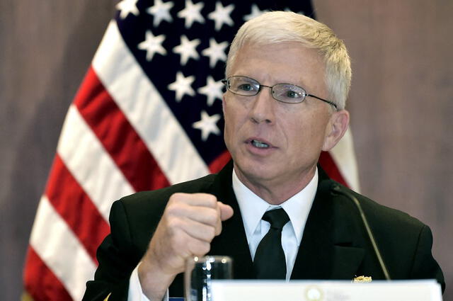 El jefe del Comando Sur de EE. UU., almirante Craig Faller, en conferencia de prensa. Foto: AFP