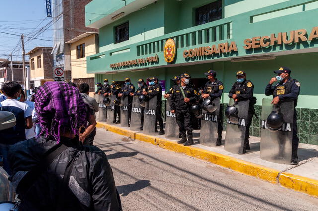 Manifestantes frente a la comisaría de Sechura. Foto: Sin Título