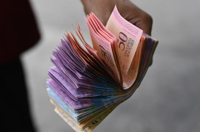 El pago de la pensión de marzo 2023 debería ser anunciado con el pasar de los días por el IVSS. Foto: Yuri Cortez/AFP