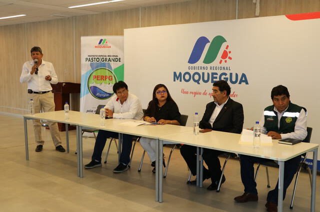  Gobernadora Regional de Moquegua y representantes del Proyecto Regional Pasto Grande en conferencia de prensa. Foto: Liz Ferrer Rivera/URPI-LR   