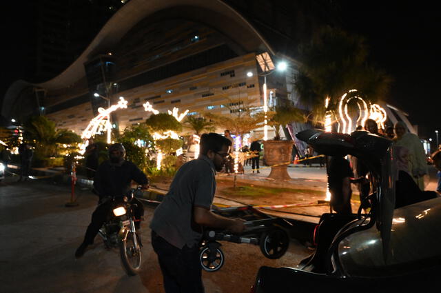  Personas evacuando en las calles. Foto: AFP<br>    