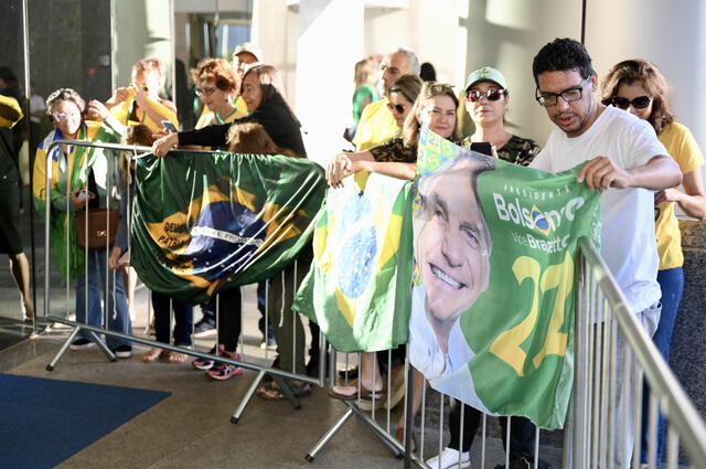 Un grupo de bolsonaristas esperaron al exmandatario en las afueras del aeropuerto de Brasilia. Foto: AFP   