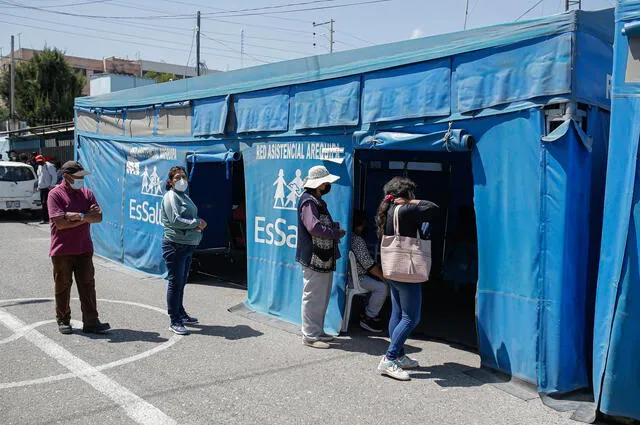  En la calle. Asegurados esperando atención para Triaje. Foto: Rodrigo Talavera/La República.    