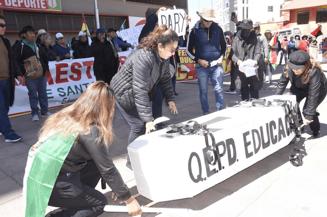 Algunos de los profesores llevaban máscaras, carteles y un ataúd con un cartel que decía “Q. E. P. D. la educación”. Foto: Latina Network<br>    